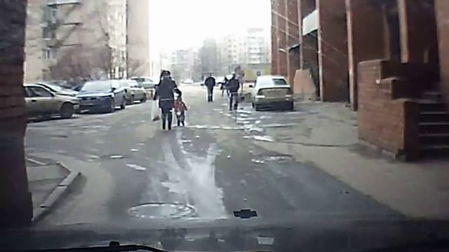 спасла ребенка от машины смотреть онлайн