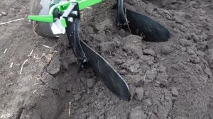 ПЕРВАЯ ПАХОТА ПЕРЕДЕЛАННЫМ ПЛУГОМ  минитрактор