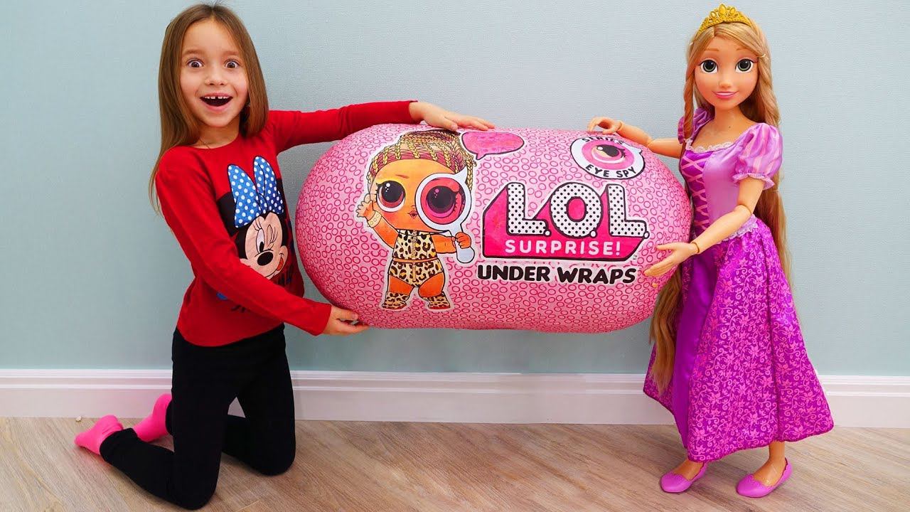 София получила Гигантский Подарок и Новая кукла Рапунцель, Sofia and New Doll Princess Rapunzel смотреть онлайн