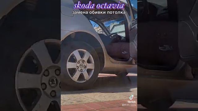 Skoda октавия. Снимаем потолок уничтоженный временем и химчисткой. смотреть онлайн