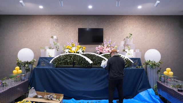 色分けで表現する花祭壇 葬儀・家族葬。生花祭壇 挿し方 作り方 デザイン コロナ禍で増加傾向の家族葬花祭壇を考える смотреть онлайн