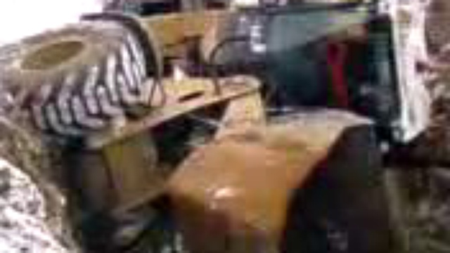 Фронтальный погрузчик упал в траншею