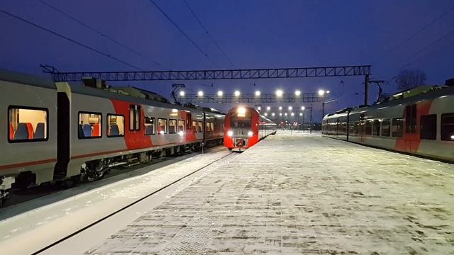 Ласточка Санкт Петербург - Новгород  прибывает на станцию Новгород на Волхове
