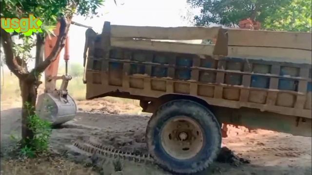 heavy excavator machine doosan 140 filling and traktor mf 385fall out смотреть онлайн