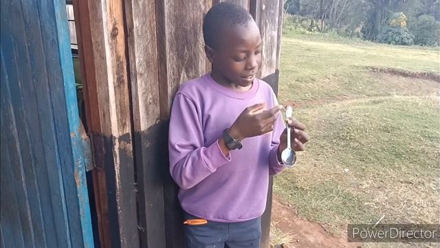 Kenyans try Marmite for the first time смотреть онлайн