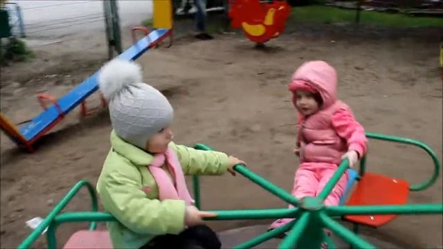 Алиса играет на детской площадке * Alice plays in the playground смотреть онлайн