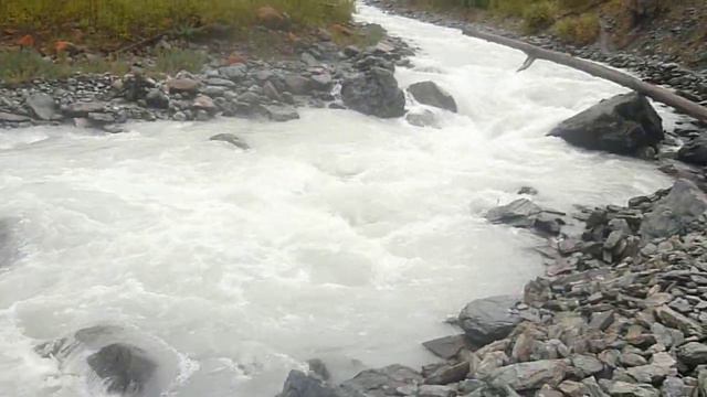 Иду вдоль реки Аккем.(спуск после восхождения уже) смотреть онлайн