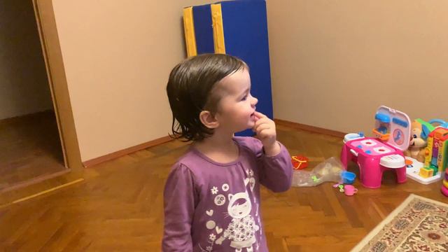 Дарина научилась чихать 🤧 понарошку. Ребёнок смешно чихает. смотреть онлайн