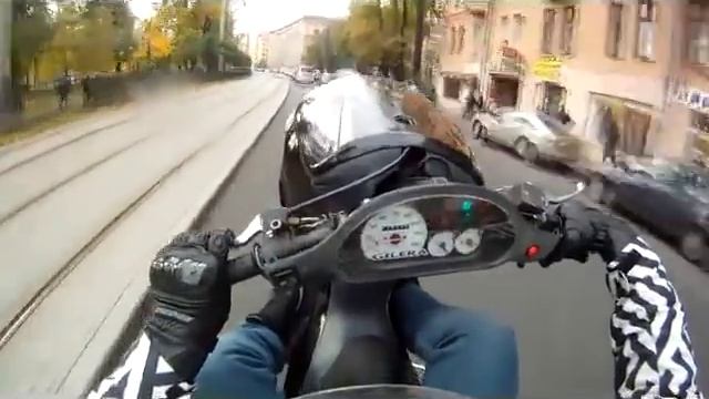 Вот как надо ездить на скутерах по городу смотреть онлайн