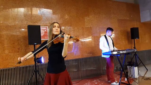 "Нежность" в метро играют музыканты смотреть онлайн