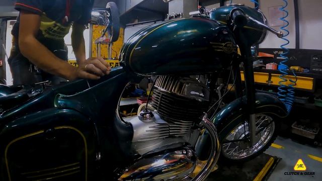 Full Restoration Of 50 Year Old Jawa Motorcycle | Rusty | Clutch & Gear | Pune | Bike Modification смотреть онлайн