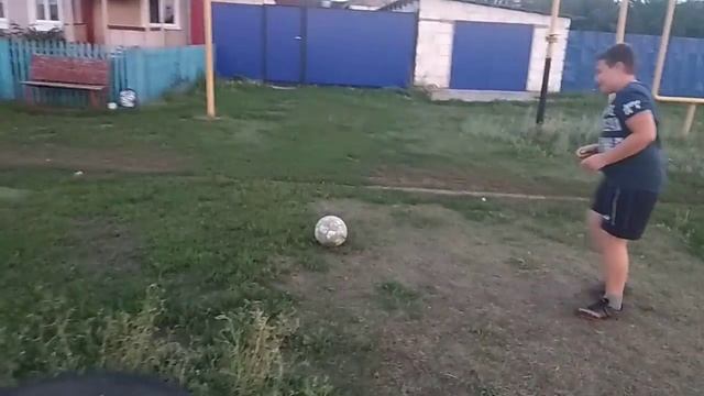 Этому парню 11 лет, а он бьёт по перекладине лучше, чем Роналду смотреть онлайн