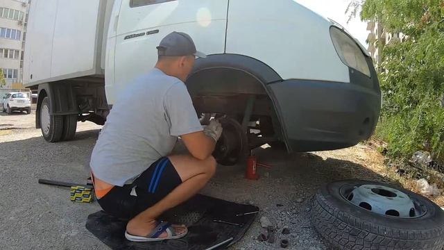 Сломалась Газель. Меняем колодки. смотреть онлайн