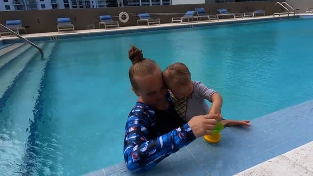 Наоми УЧИТСЯ ПЛАВАТЬ И НЫРЯТЬ В БАССЕЙНЕ - первый урок плавания! смотреть онлайн