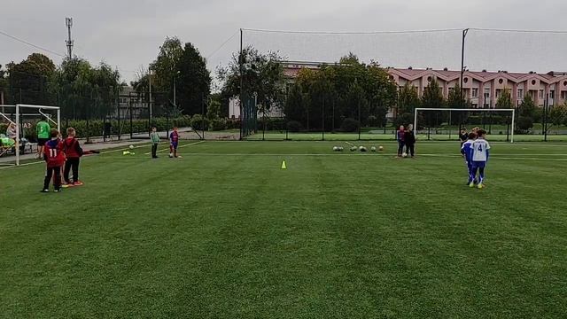 Футбол / Юношеская Тренировка / Ведение на встречу , парами по вертикали поля смотреть онлайн