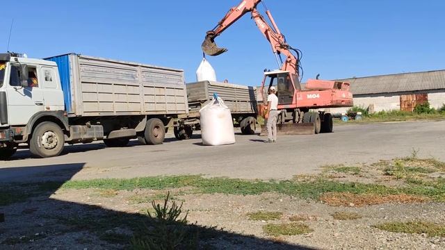 Выгрузка удобрений экскаватором смотреть онлайн