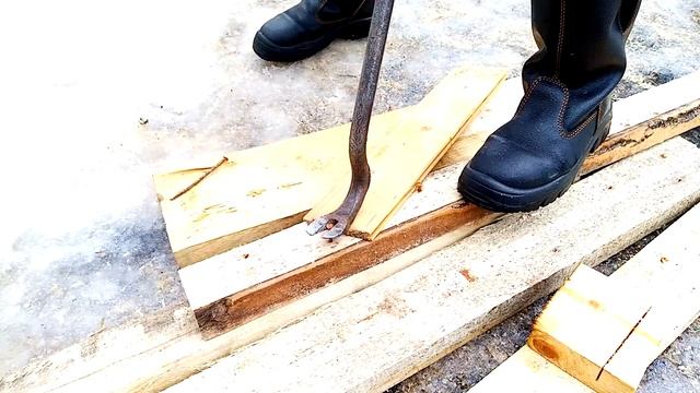 Как вынуть гвоздь. Простой способ. смотреть онлайн