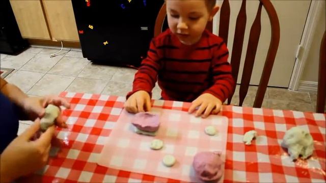 ✬✬✬ Лепим из самодельного пластилина/Modeling of homemade Play doh смотреть онлайн