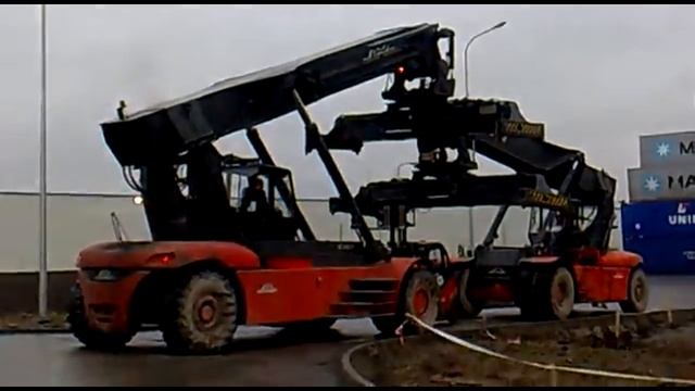 ПРИКОЛ НА РАБОТЕ ЗАЖИМАЕМ ДВУМЯ LINDA C453 ПОГРУЗЧИК