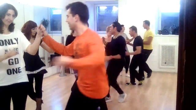 Бачата с Чино в продолжающей группе - Enrique Ogando "Vuelve a Mi Por Favor" смотреть онлайн