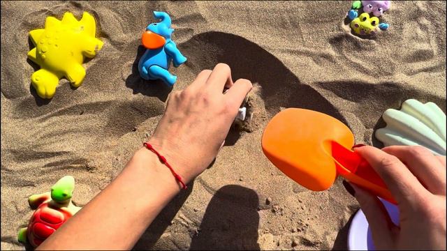 В поисках красочных животных африканской саванны на пляже - Леона Лэнд смотреть онлайн