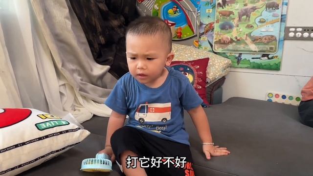 敏锅给小菜苗施肥，小航航和姐姐玩飞碟，整个院子充满航航的笑声【敏锅的航宝贝】 смотреть онлайн