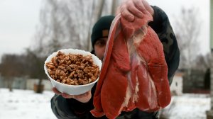Говядина с орехами по-грузински в казане на костре.