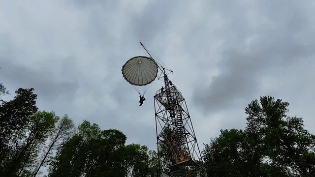 Директор витебской школы прыгнула с парашютной вышки, чтобы показать детям, что это не страшно смотреть онлайн
