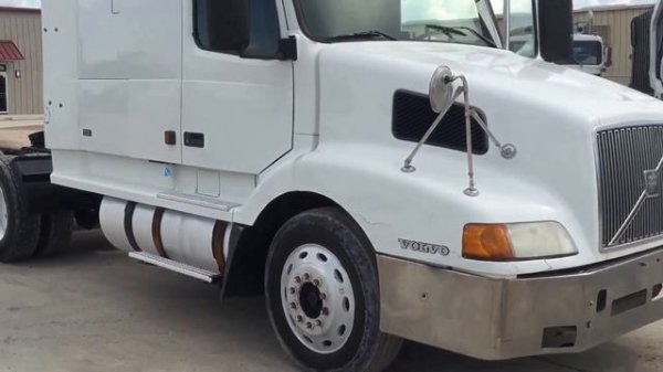 2001 Volvo Sleeper Truck Tractor Cummins N14 Red Top Walkaround