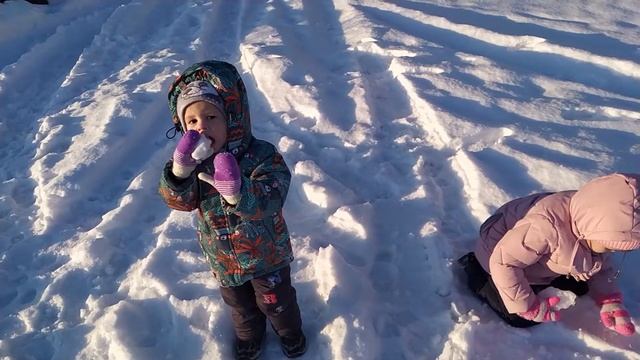 Зима.Наши дети.Ест снег. смотреть онлайн