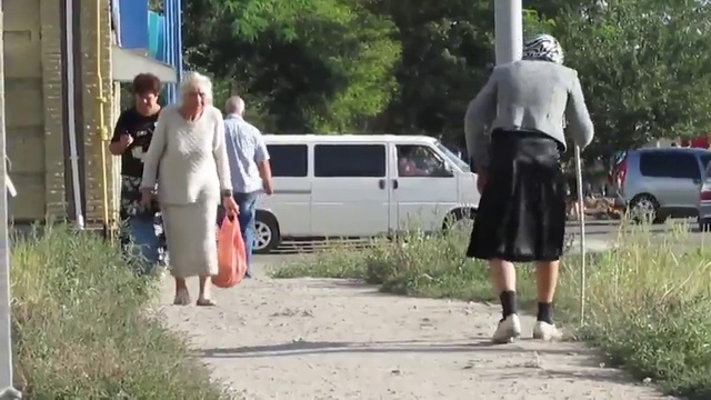 Пранк - Бешеная бабка гоняет по улице crazy grandmother Prank ... смотреть онлайн