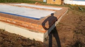 Цоколь под ноль кирпичом,  черновой пол из бетона.