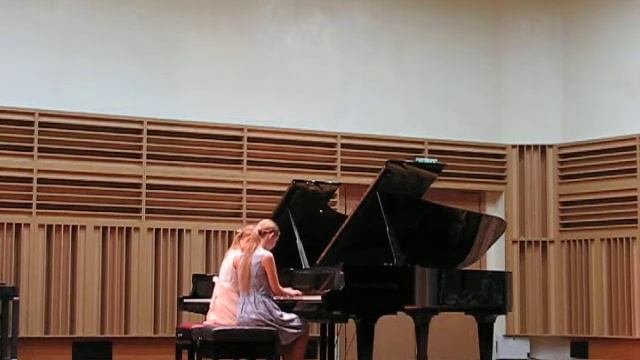 Басок Максим - Танец мальчиков колокольчиков - Скорнякова-Вершинина Диана и Шилина Анастасия