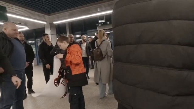 Шлеменко прилетел в Омск после победы над Эномото смотреть онлайн