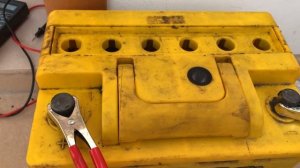 Тестирую аккумулятор медведь . После зарядки вымпел 57 . Замкнутые банки аккумулятора .