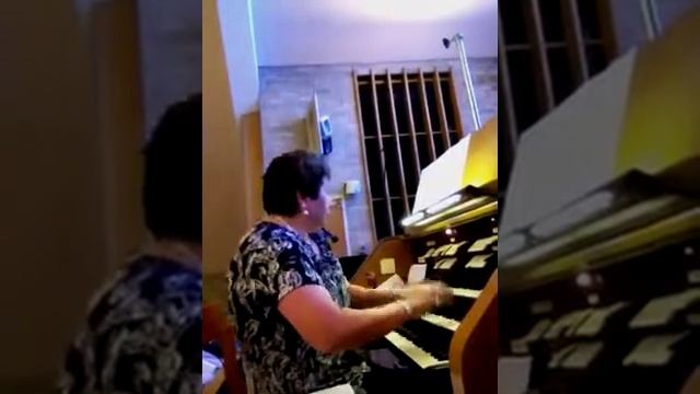 Liz Mancinelli plays the wedding march смотреть онлайн