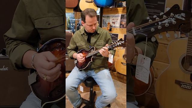 Oct. 4, 2022 David Harvey signed Gibson F5-G Mandolon in Dark Burst at Huber Breese Music смотреть онлайн