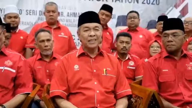 Presiden UMNO, Datuk Seri Dr Ahmad Zahid Hamidi tidak akan menawarkan diri untuk dilantik memegang смотреть онлайн