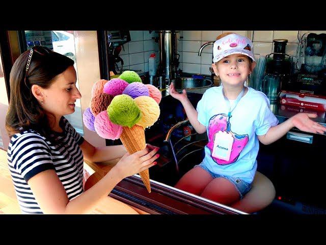 Алина и мама играют в магазин пончиков Pretend play selling donats смотреть онлайн