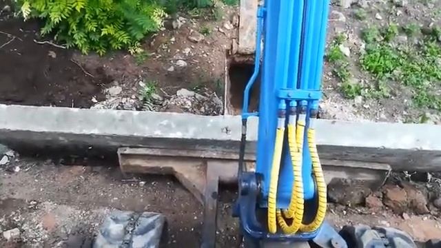 Установка бордюрного камня, экскаватором. смотреть онлайн