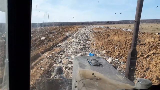 Коломна. Полигон 'Воловичи'. Родео на тракторе по телу свалки. Без комментариев. смотреть онлайн
