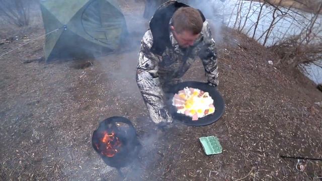 РЫБАЛКА С НОЧЁВКОЙ! ВЕСЕННИЙ ЖОР ЩУКИ! РЫБАЛКА НА КРУЖКИ! ПАЛАТКА ЛЕТАЕТ! смотреть онлайн