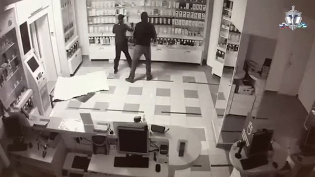 Оренбуржцы в масках ограбили салон сотовой связи смотреть онлайн