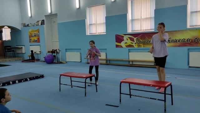 Ноги на голову? Соревнования в стойке на руках!