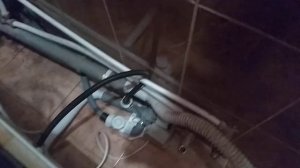Принудительный слив воды из душевой кабинки
