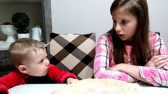 Дети НЕ МОГУТ поделить ПИЖАМУ ДРАКОШИ