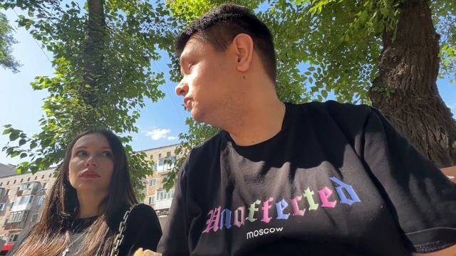 Обед с Любимой на улице на лавочке! Обедаем чебуреком с криветками и сыром Ням-ням! #чебурек #еда смотреть онлайн