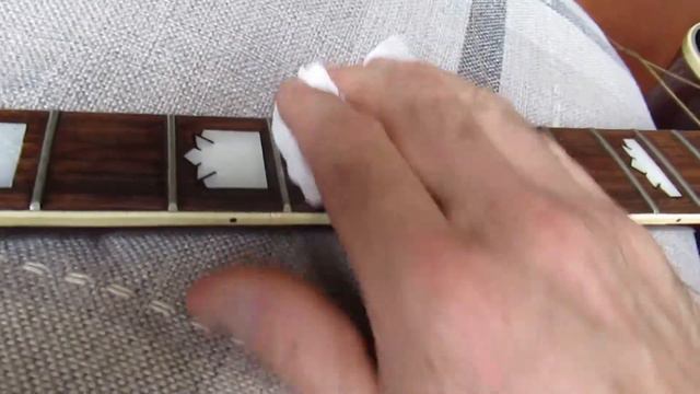 Gibson Epiphone acoustic Guitar strings replaced and guitar deep cleaned смотреть онлайн