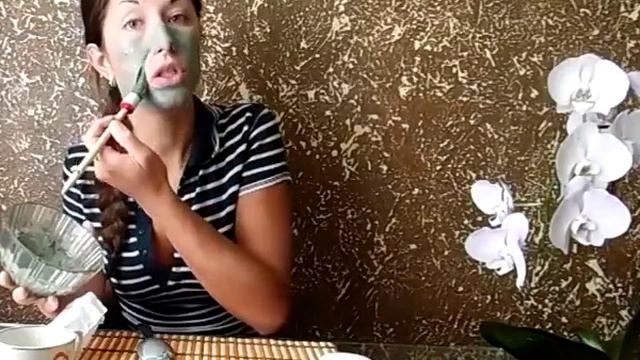 Отбеливающая маска из голубой глины смотреть онлайн