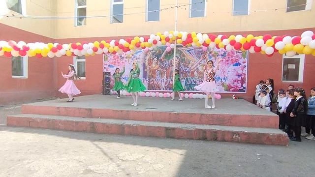 Праздник:"Здравствуй Навруз" в 1 школе Ташлакского района в Ферганской области. смотреть онлайн